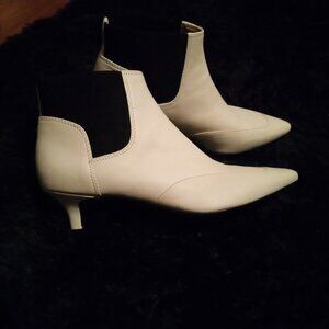 Women Naturalizer Boots White and Black 8.5